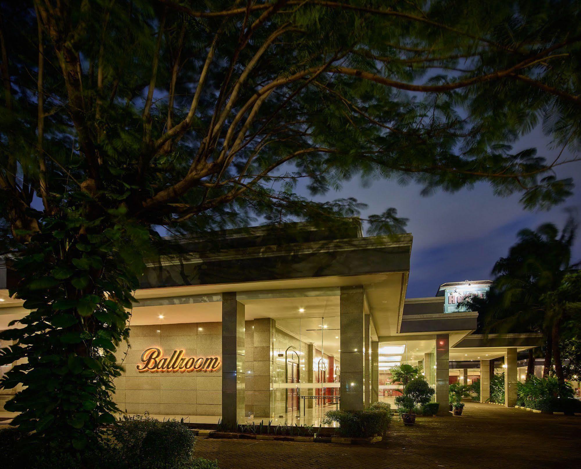 Istana Nelayan Hotel Tangerang Bagian luar foto