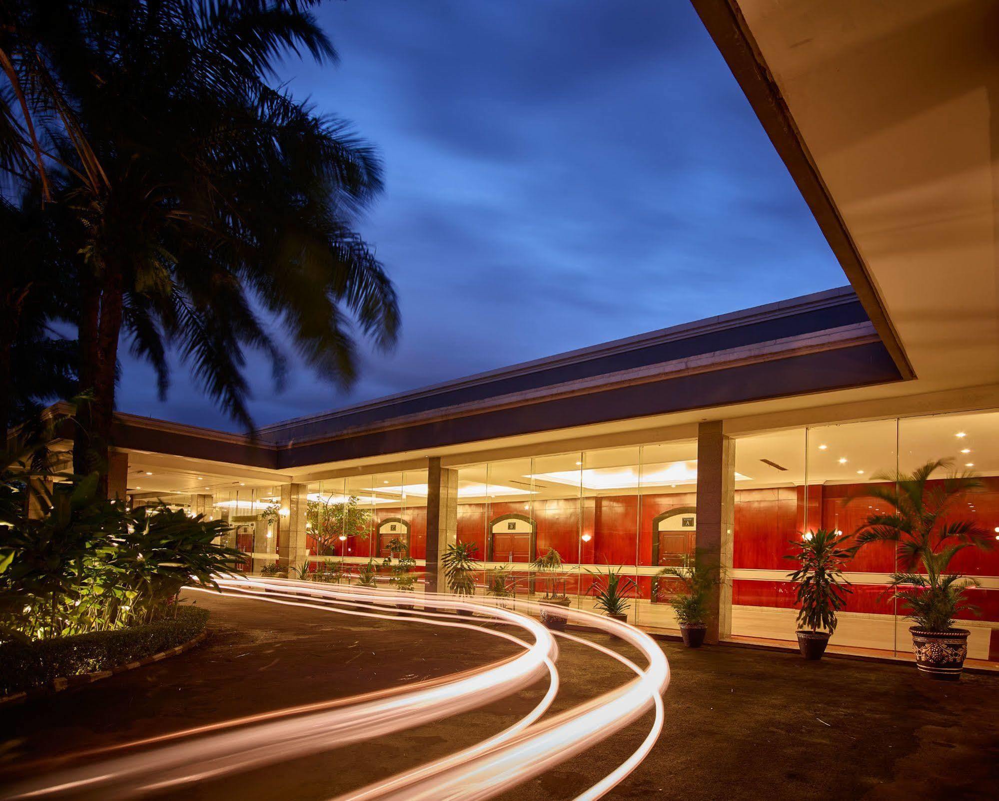 Istana Nelayan Hotel Tangerang Bagian luar foto